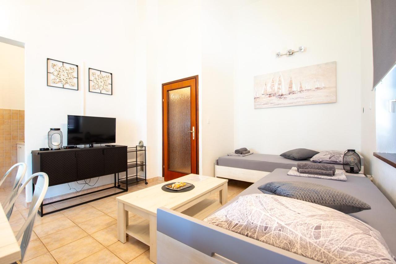 Apartments Ela Novalja Exterior photo